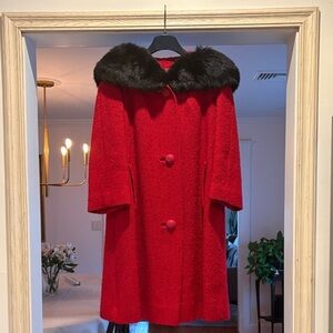 VINTAGE Elegant Red Coat with Black Fur Collar
👢🌲🕶️